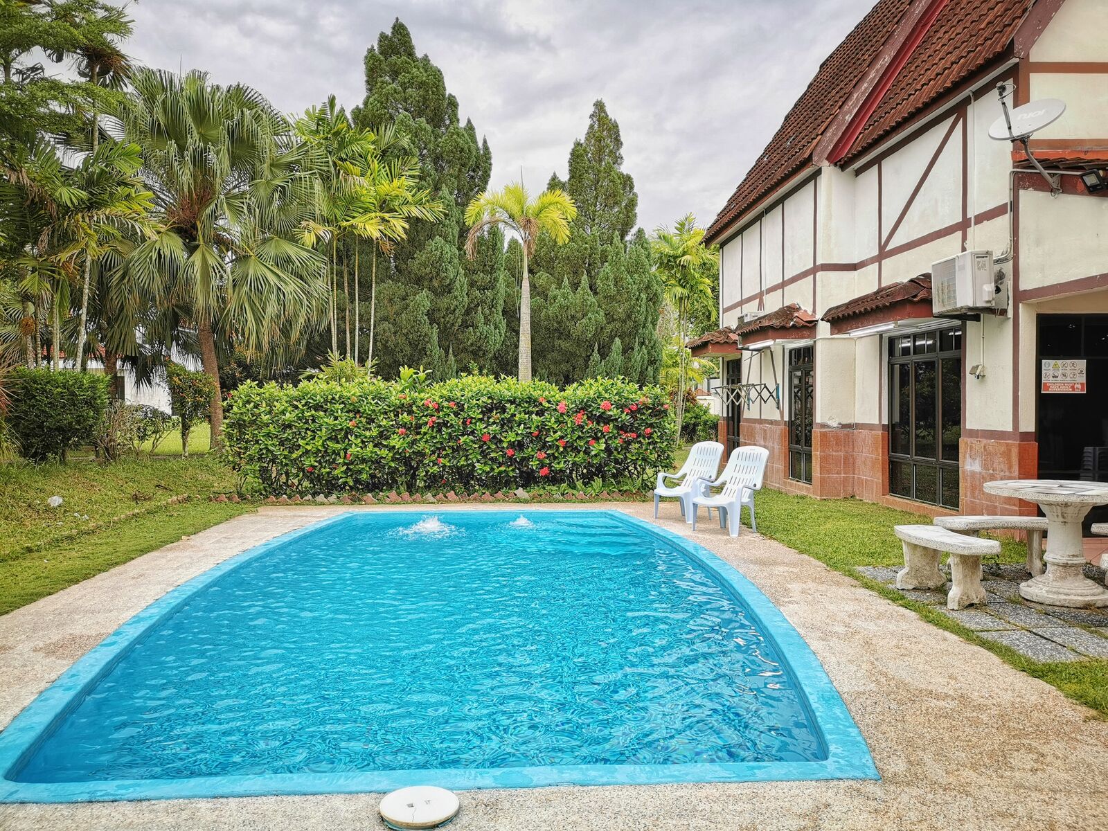Friendship — 16 Pax Private Pool Villa, A'Famosa Private pool and lawn