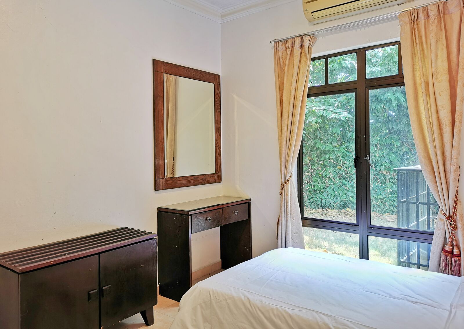 Friendship — 16 Pax Private Pool Villa, A'Famosa Bedroom with twin beds