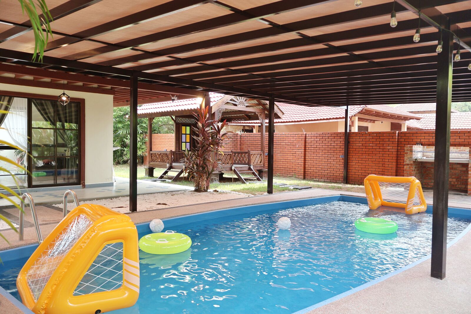 Gazebo Gathering — 14 Pax Villa with Pool & Gazebo, A'Famosa Pool under the trellis