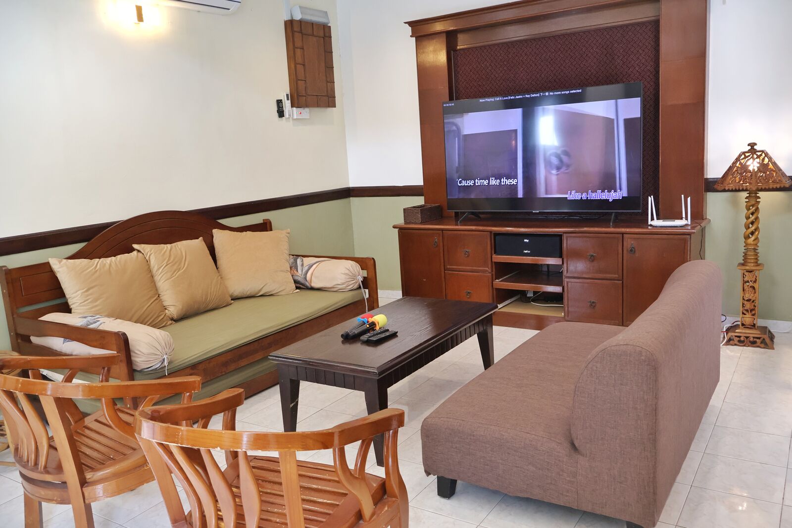 Gazebo Gathering — 14 Pax Villa with Pool & Gazebo, A'Famosa Living room with TV
