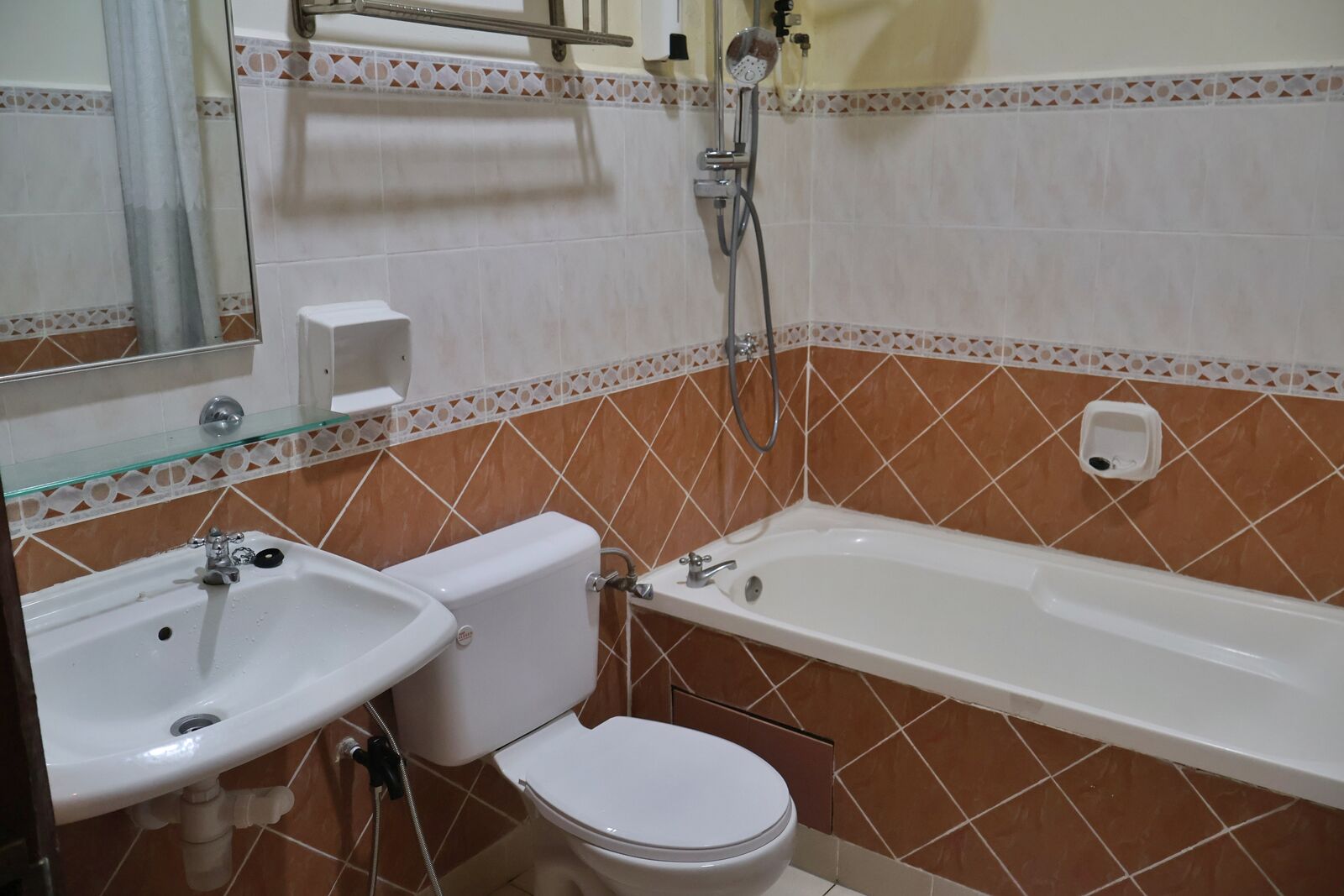 Gazebo Gathering — 14 Pax Villa with Pool & Gazebo, A'Famosa Bathroom with bathtub