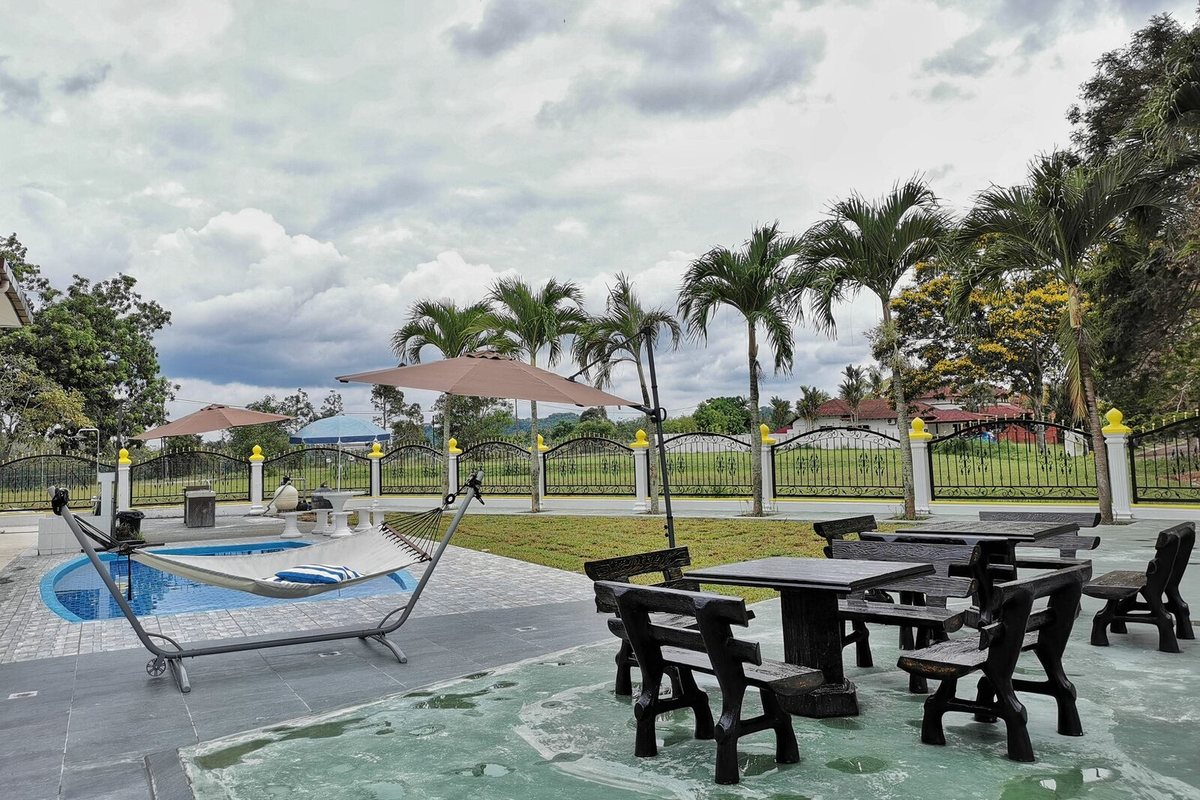 Stay 3 nights offer — outdoor BBQ and lounge area at YUSSY Homestay villa, A'Famosa
